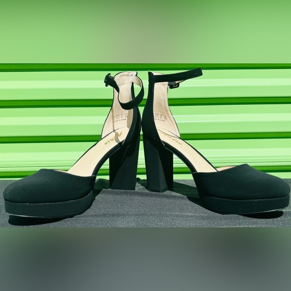 LADIES BLACK HEELS - Picture 3 of 6